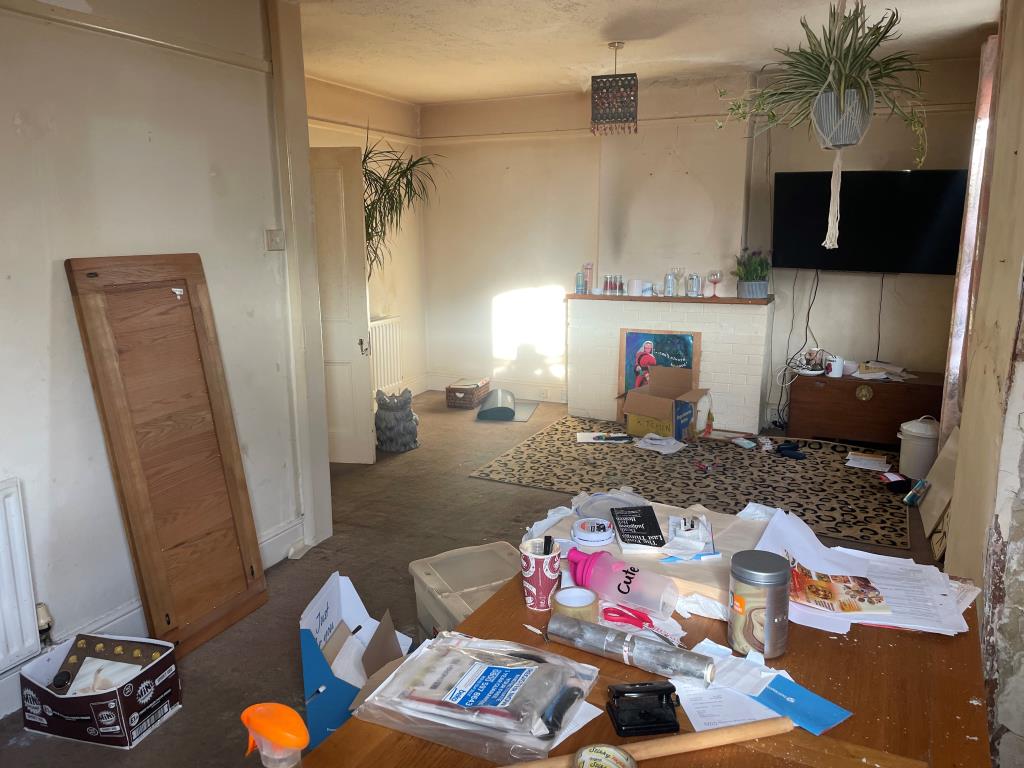 Lot: 57 - MIXED COMMERCIAL/RESIDENTIAL PROPERTY WITH POTENTIAL - Dining/living room